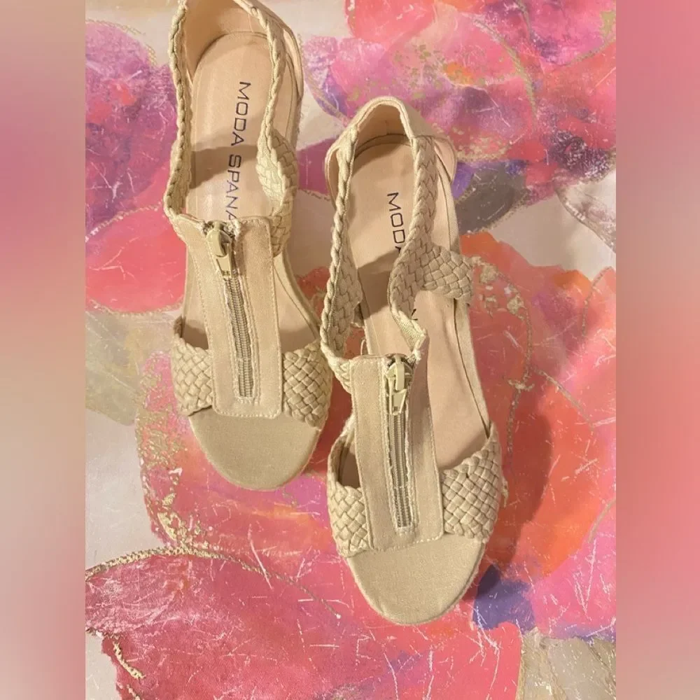 🛍️Moda Spana Beige wedge sandal with zipper size : 9M💥